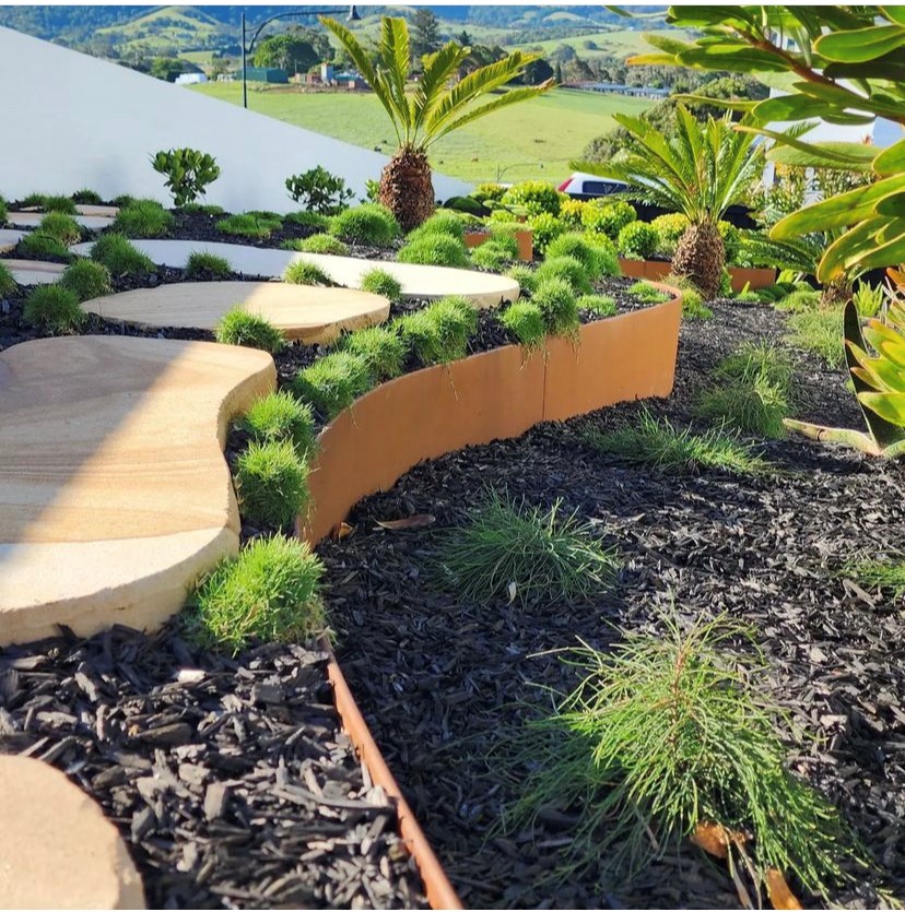 Greenology garden by Nigel Ruck using Shapescaper edging