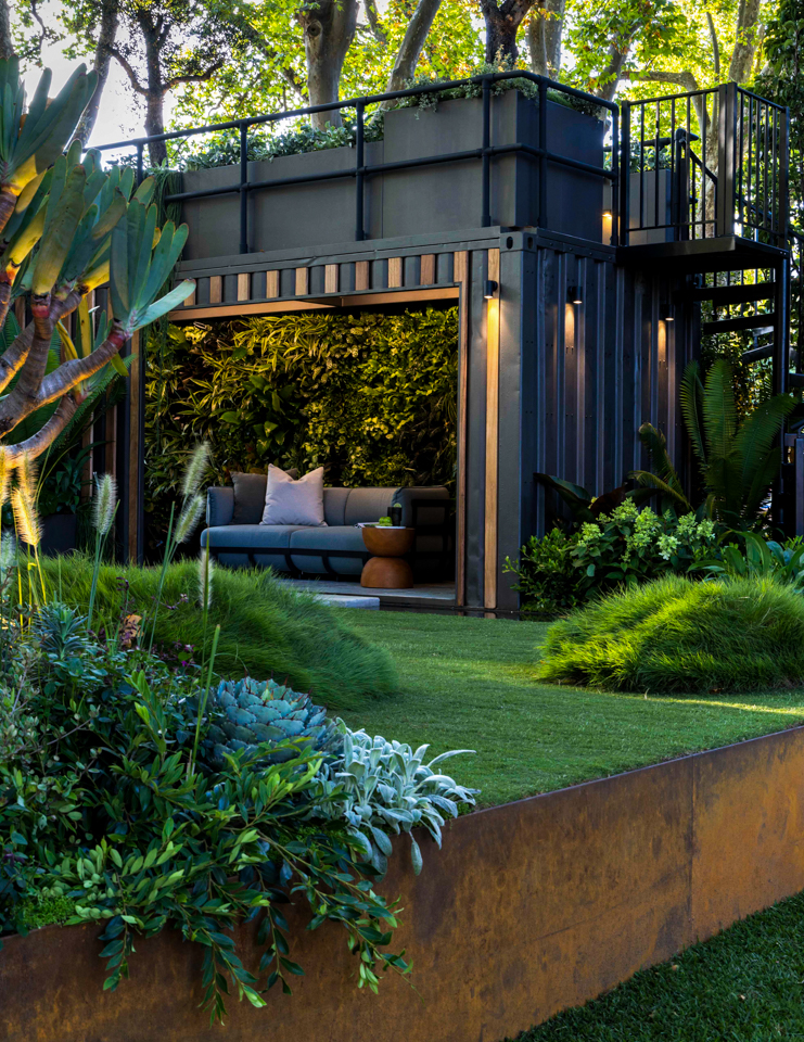 Charlie Albone gold medal garden, MIFGS 2023, using Shapescaper edging