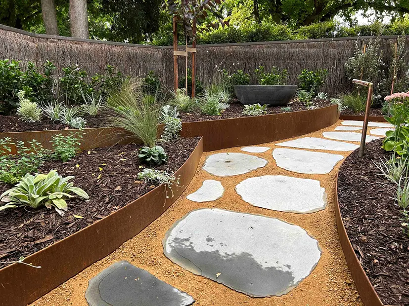 Shapescaper steel garden edging installation